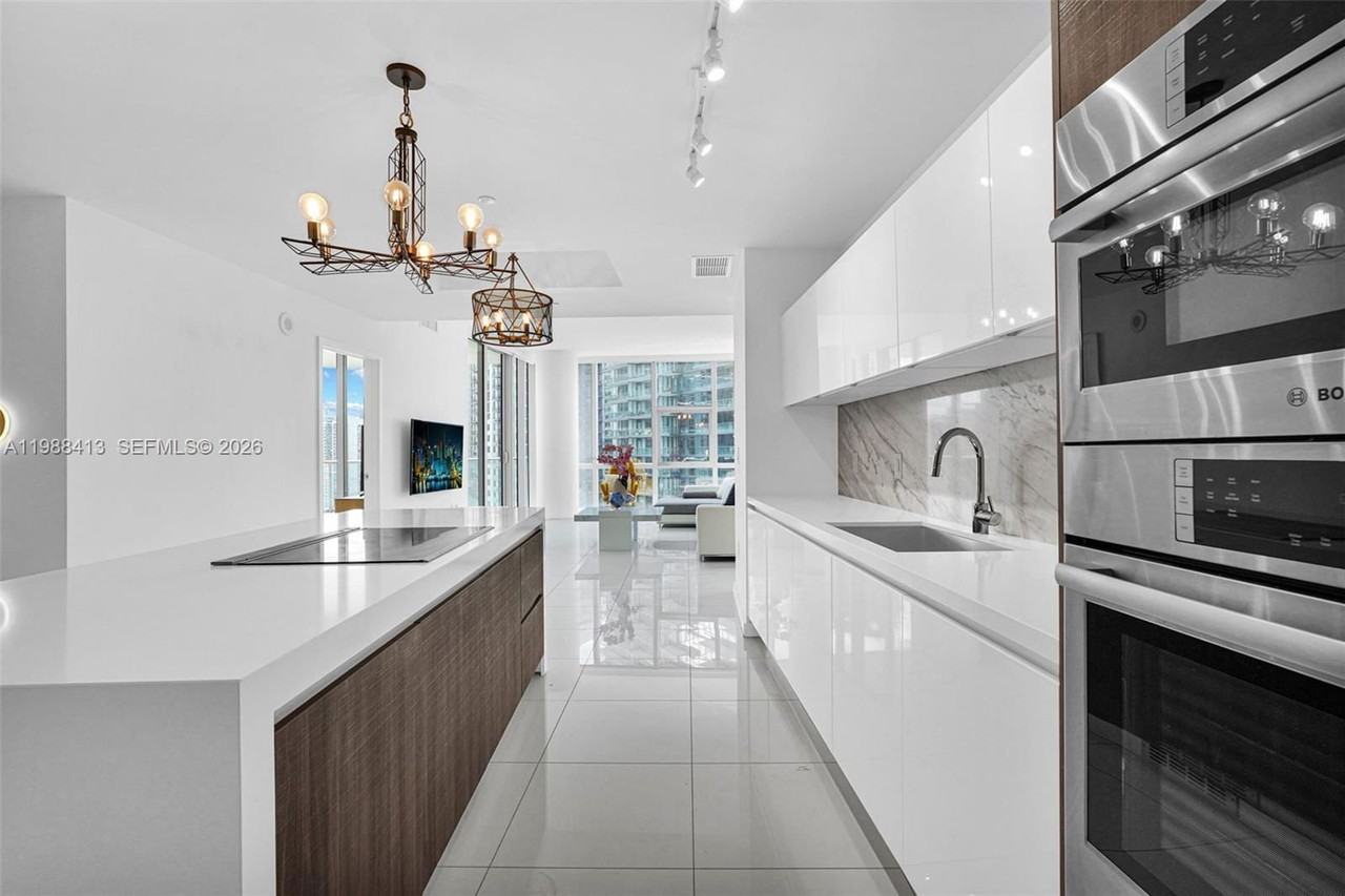 851 Ne 1st Ave - Photo 5 of 8