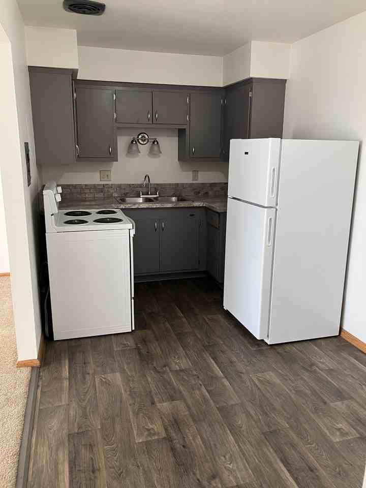 Parkside Pool Apartments - Photo 3 of 7