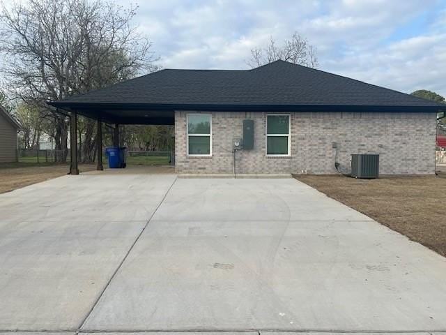 201 Pecan St - Photo 2 of 13