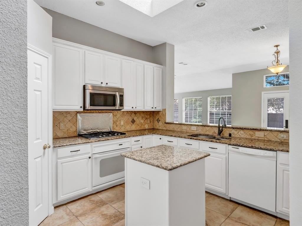 10300 Ashmont Dr - Photo 5 of 14