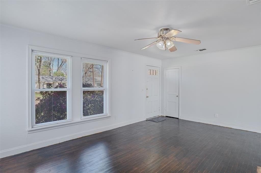 219 E Slattery Blvd - Photo 4 of 13