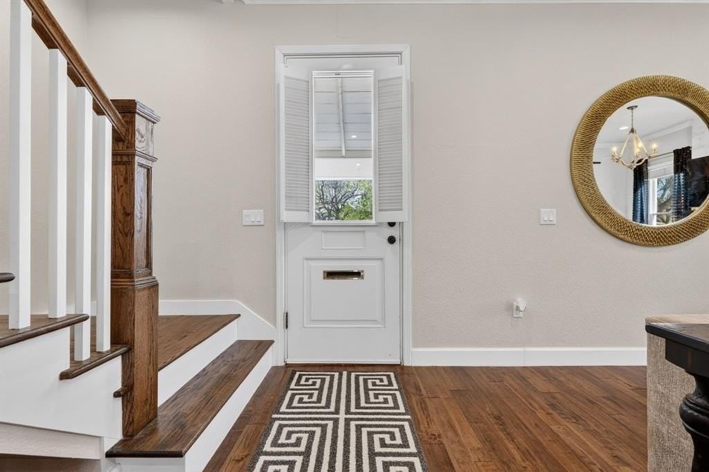 608 S Dooley St - Photo 5 of 38