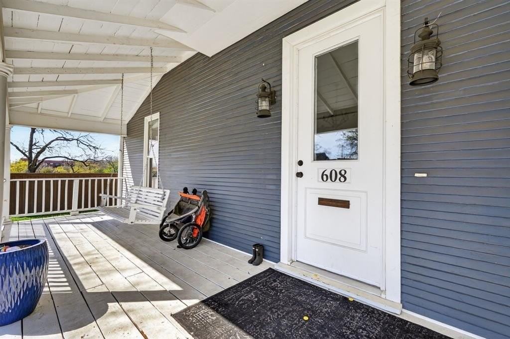 608 S Dooley St - Photo 6 of 38