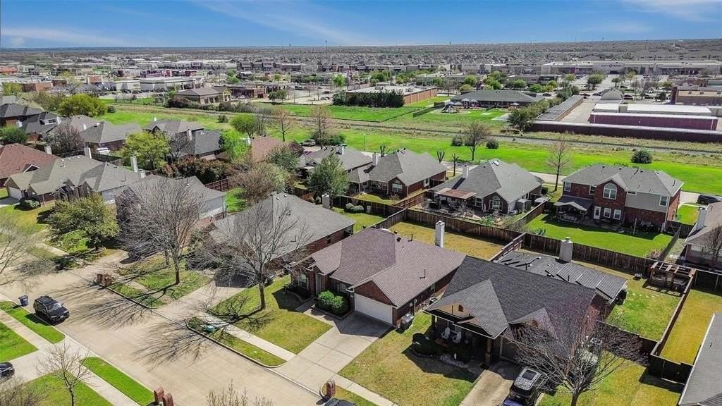 3509 Nandina Dr - Photo 4 of 33