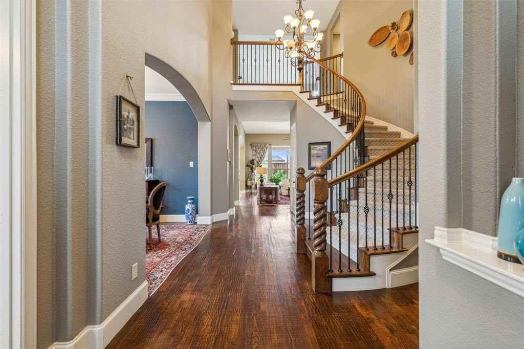 2404 Lilyfield Dr - Photo 3 of 36