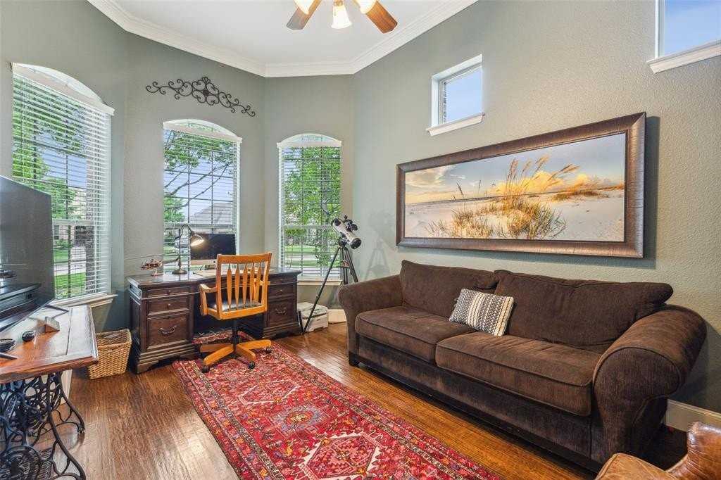 2404 Lilyfield Dr - Photo 4 of 36