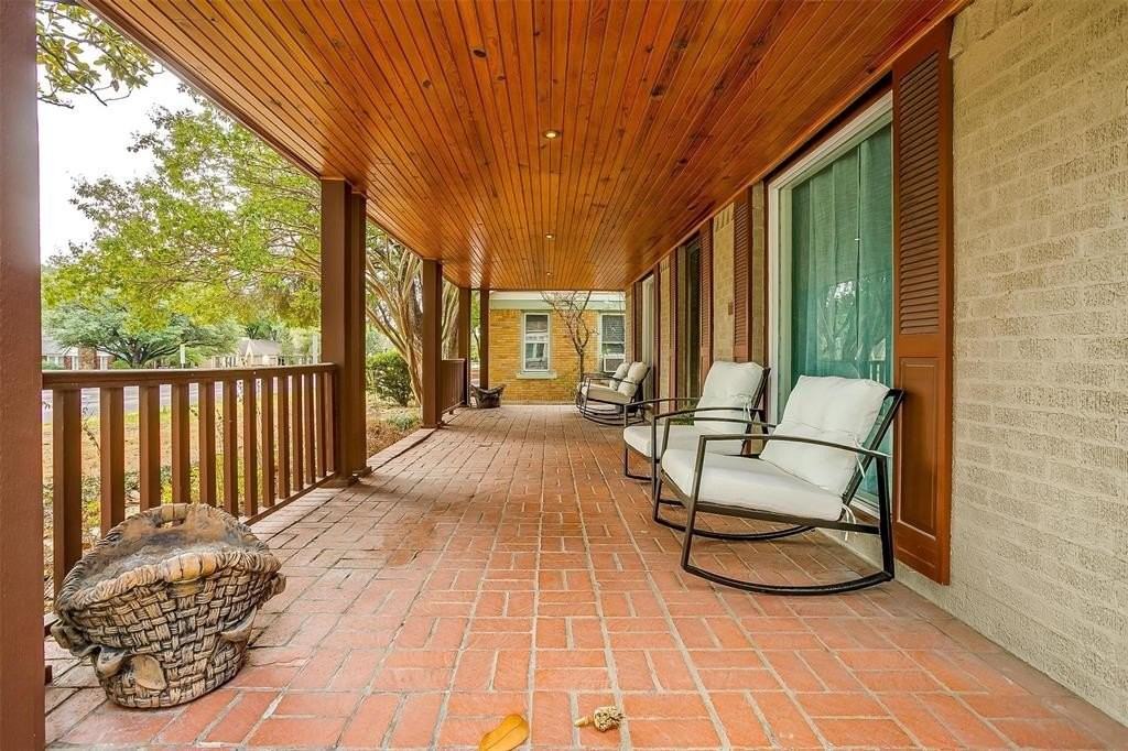 1505 N Riverside Dr - Photo 4 of 40