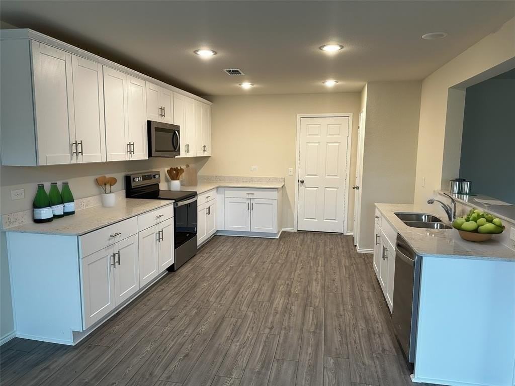 320 Glenwick Ln - Photo 7 of 11