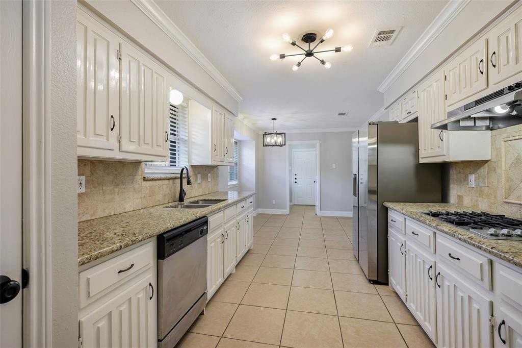 1109 Edgewood Dr - Photo 4 of 17