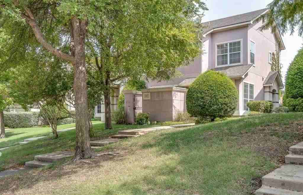 615 Regency Dr - Photo 2 of 12