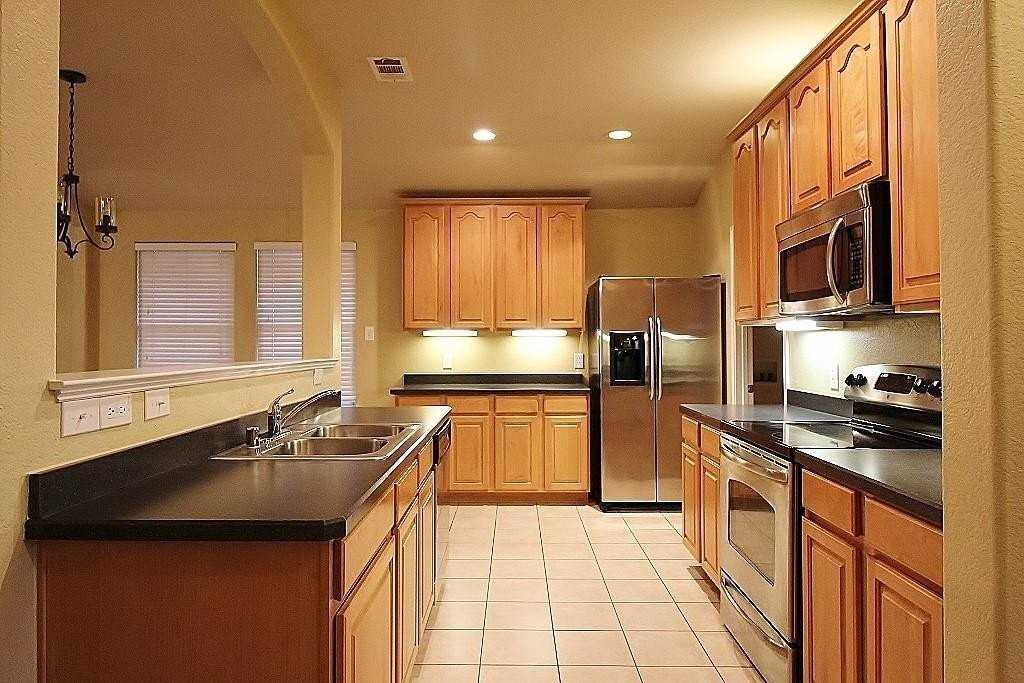 900 Oarlock Dr - Photo 4 of 19