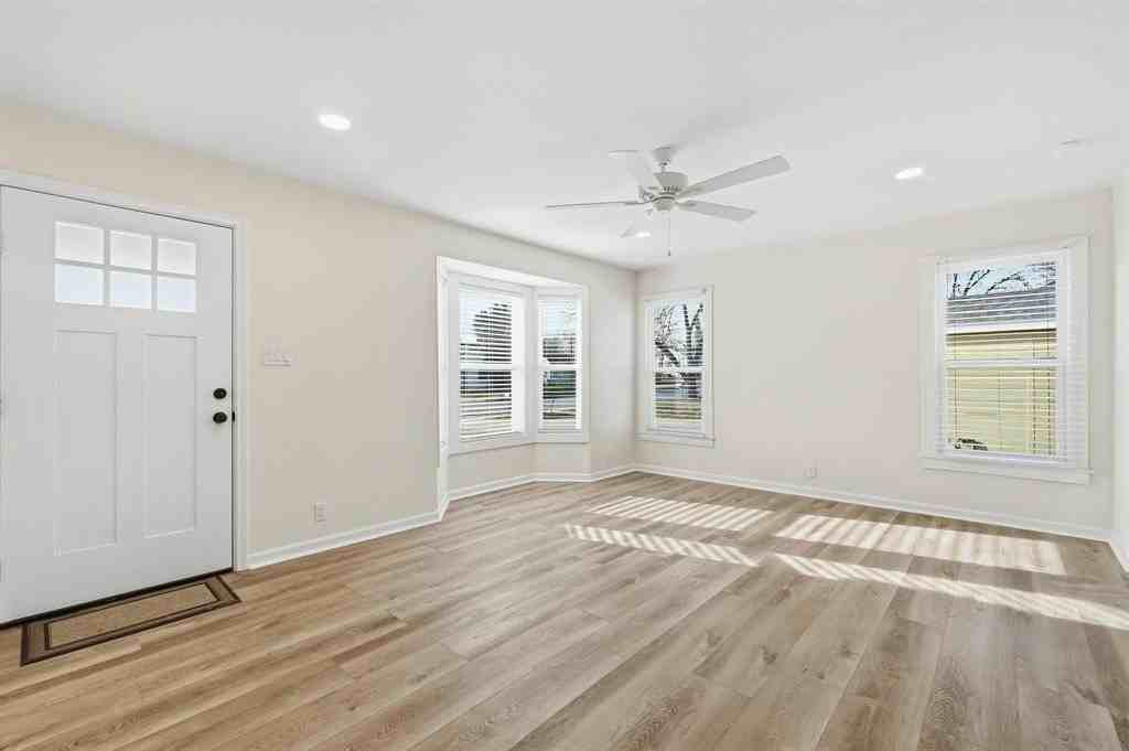 242 College Dr - Photo 7 of 26