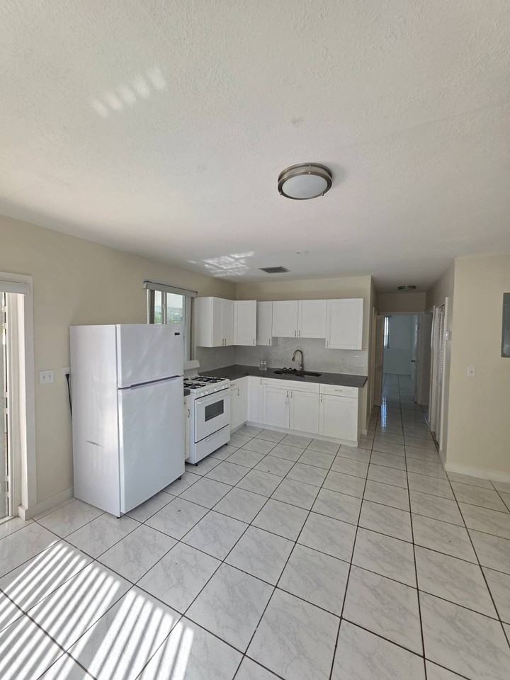 1475 W 31st St #2 - Photo 2 of 9