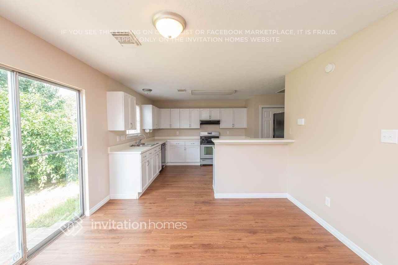 6427 Founding Dr - Photo 7 of 14