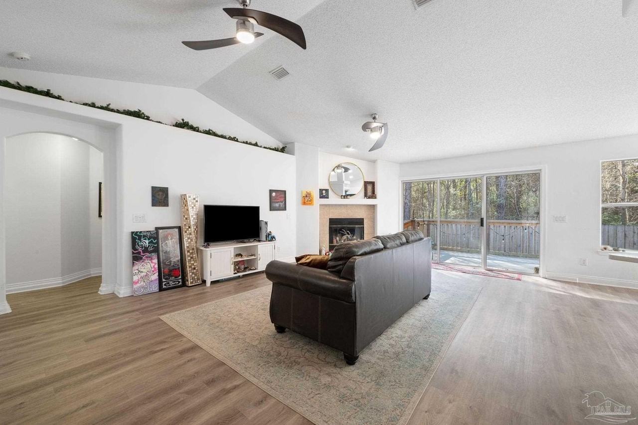 6673 Redfield St - Photo 7 of 36