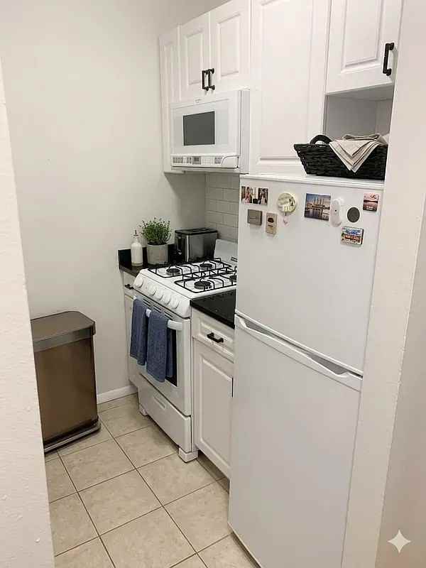 951 Amsterdam Ave #4C - Photo 3 of 4