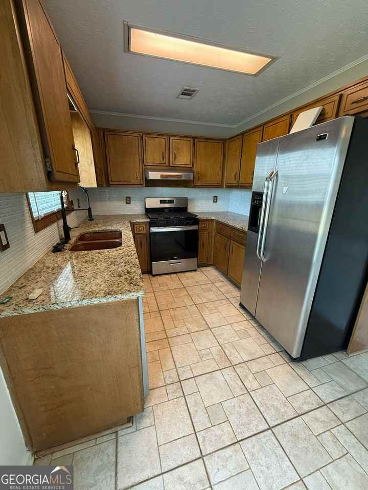 1555 Hardin Ave - Photo 4 of 29