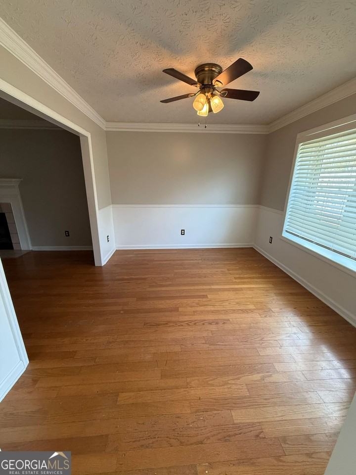 1555 Hardin Ave - Photo 7 of 29