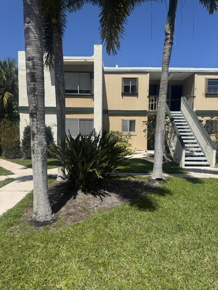 1444 Se Riverside Dr Unit B-7 - Photo 2 of 29