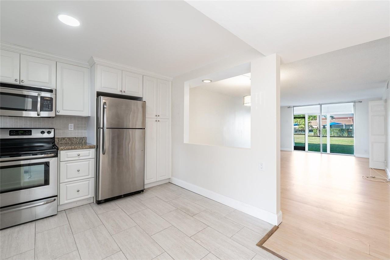 9523 S Hollybrook Lake Dr Apt 107 - Photo 2 of 48