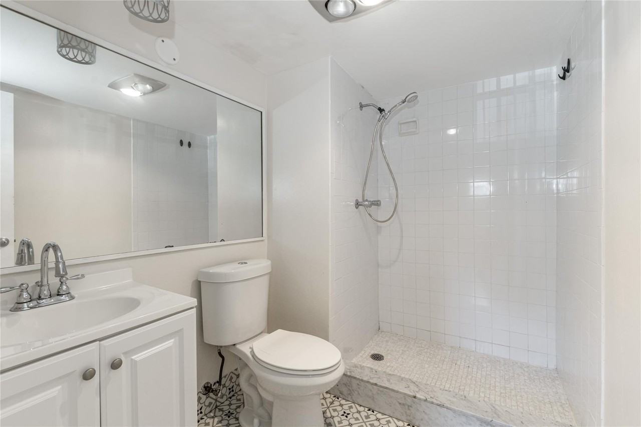 9523 S Hollybrook Lake Dr Apt 107 - Photo 4 of 48