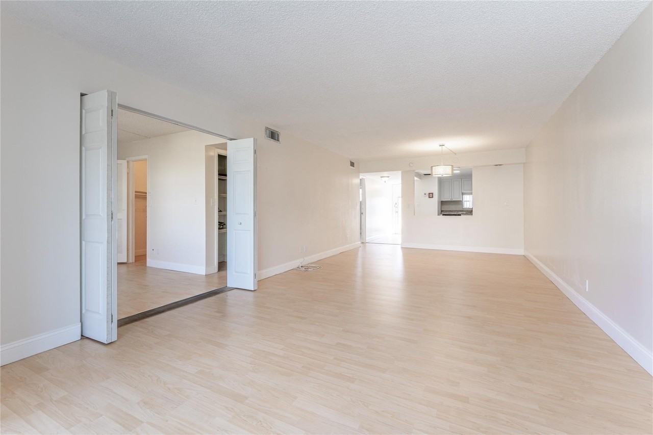 9523 S Hollybrook Lake Dr Apt 107 - Photo 7 of 48