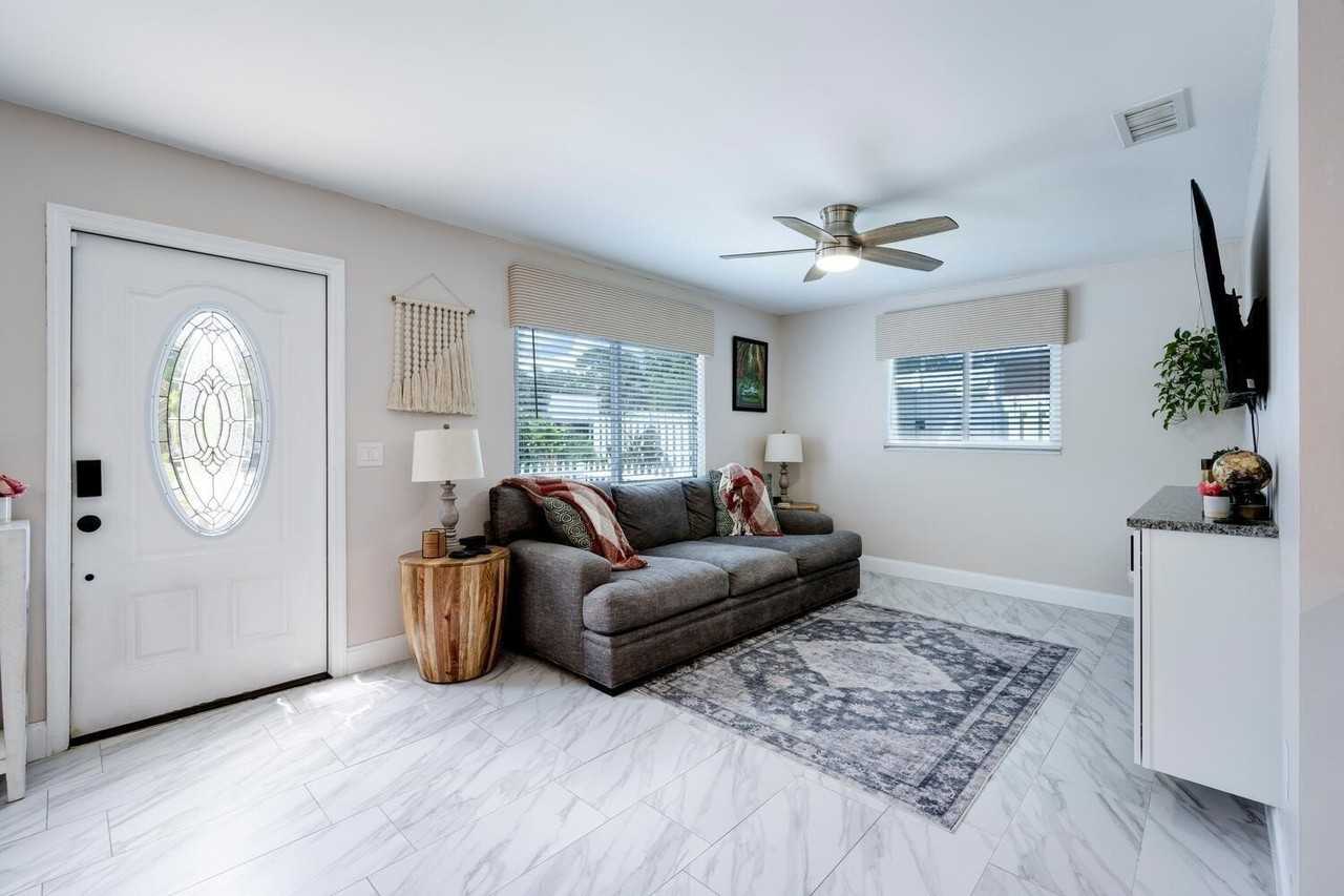 1467 Sw Peninsula Ln - Photo 3 of 13