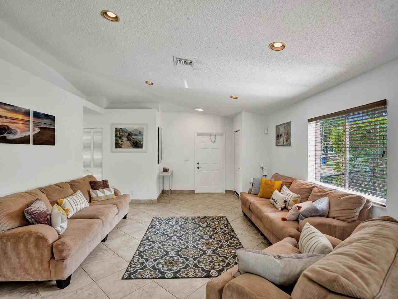 1245 Sw 46th Way - Photo 3 of 8