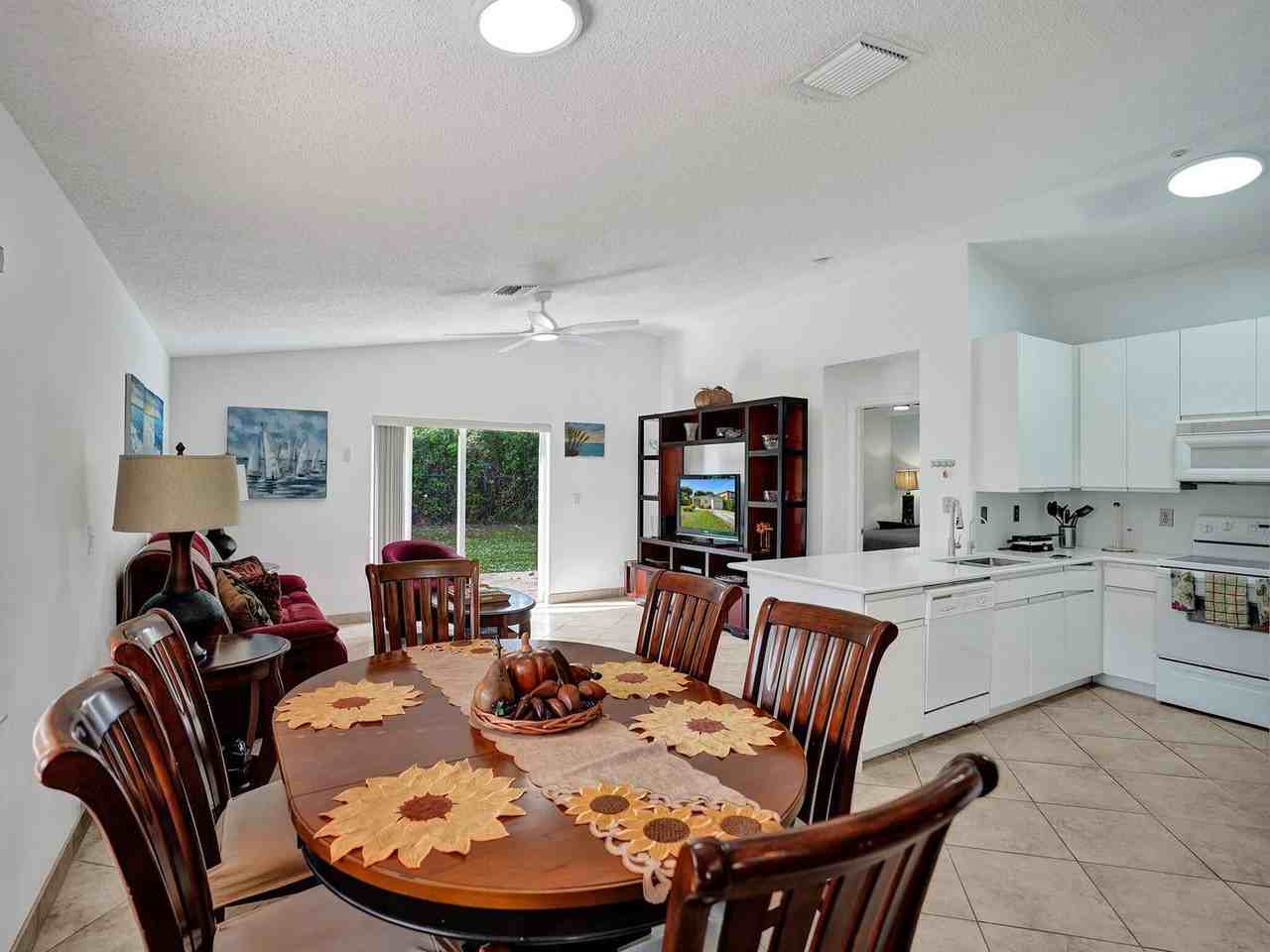 1245 Sw 46th Way - Photo 4 of 8