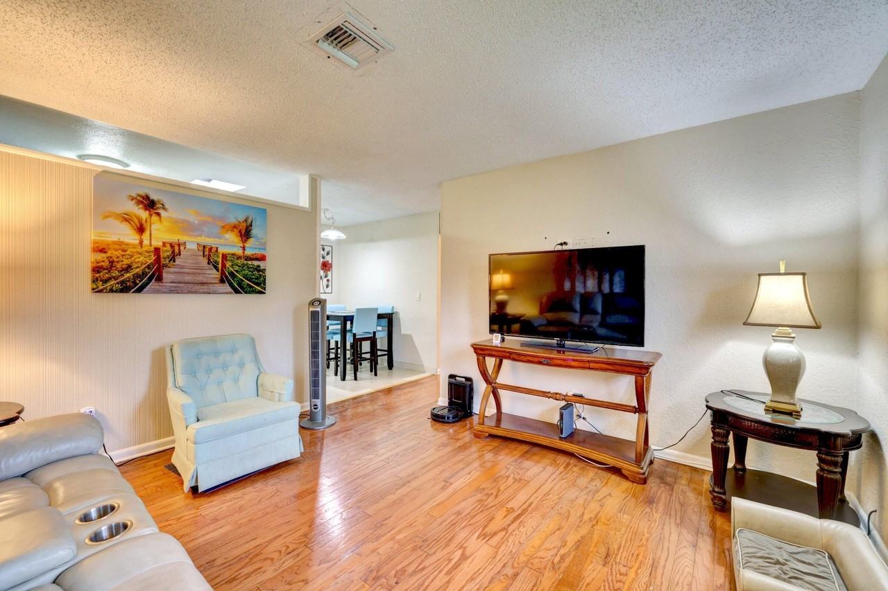 141 Se Serenata Ct - Photo 5 of 15