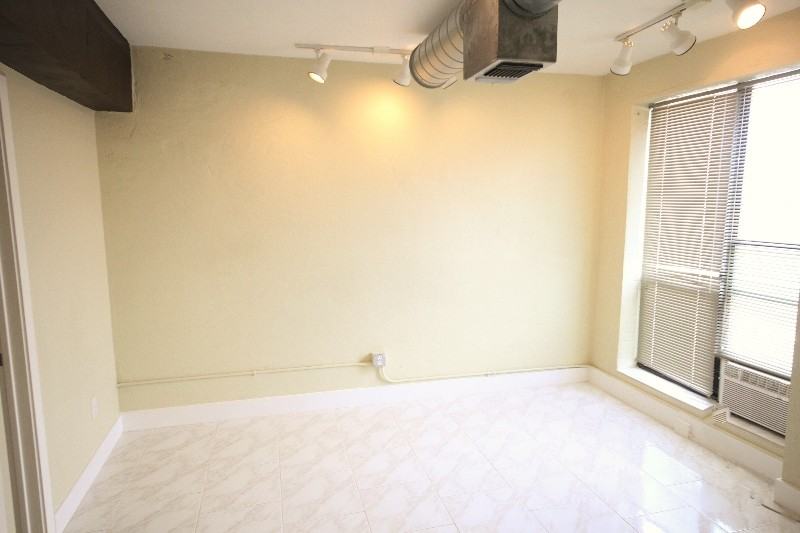 710 S Medina - Photo 6 of 23