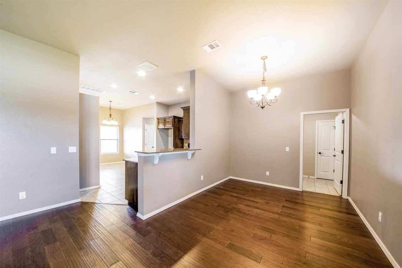 1023 Chandler St - Photo 5 of 28