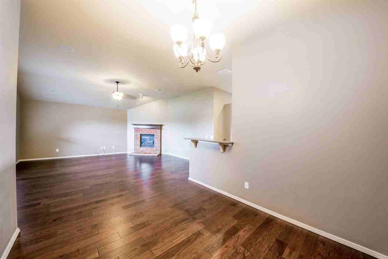 1023 Chandler St - Photo 6 of 28