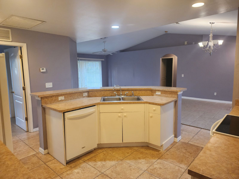 1004 Columbus Blvd S - Photo 4 of 10