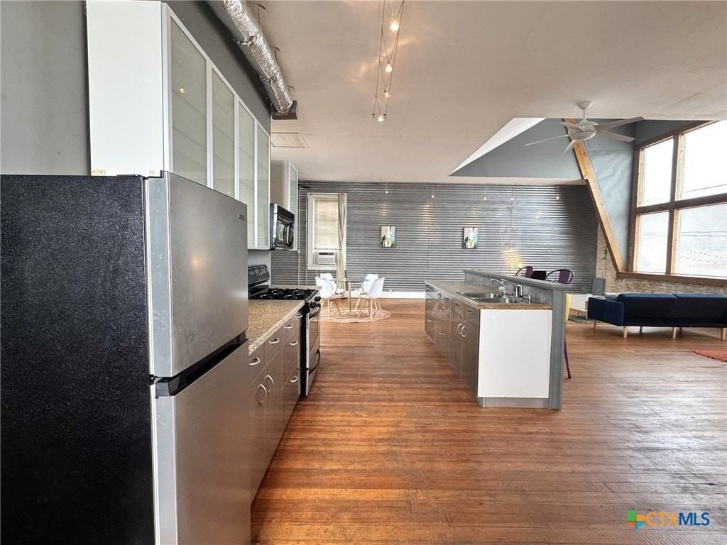 103 W Walnut St Unit A - Photo 2 of 16