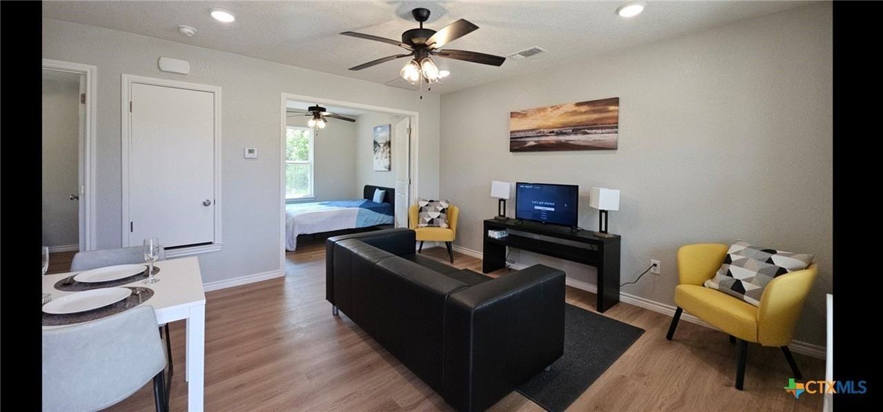 1701 Sycamore St - Photo 3 of 11