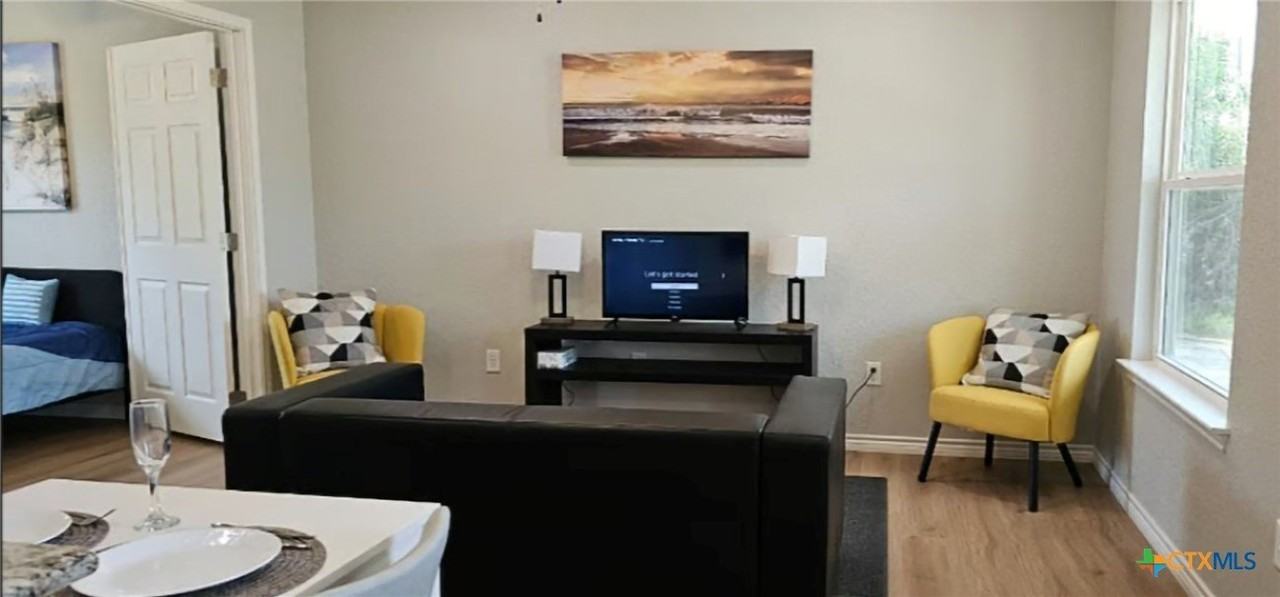 1701 Sycamore St - Photo 4 of 11