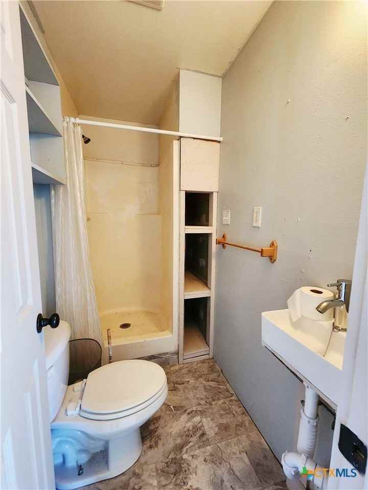 990/1001 studio County Road 4450 - Photo 3 of 3