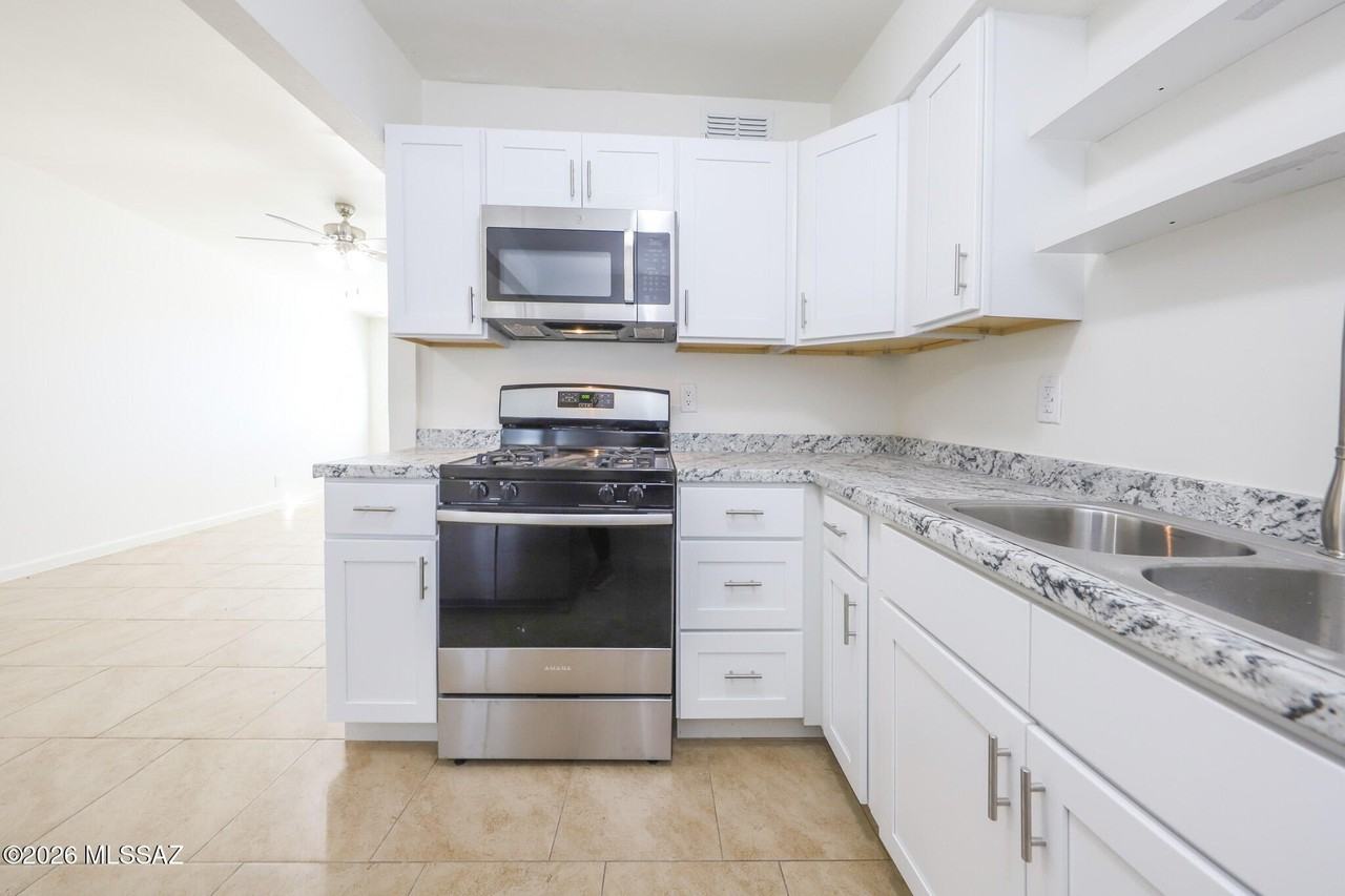 2012 S Beverly Ave - Photo 6 of 23