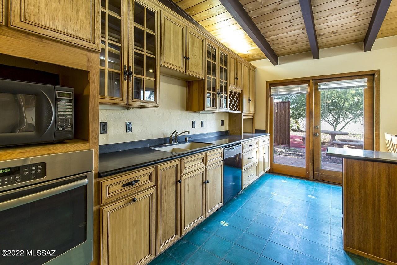 2110 E Water St - Photo 5 of 26