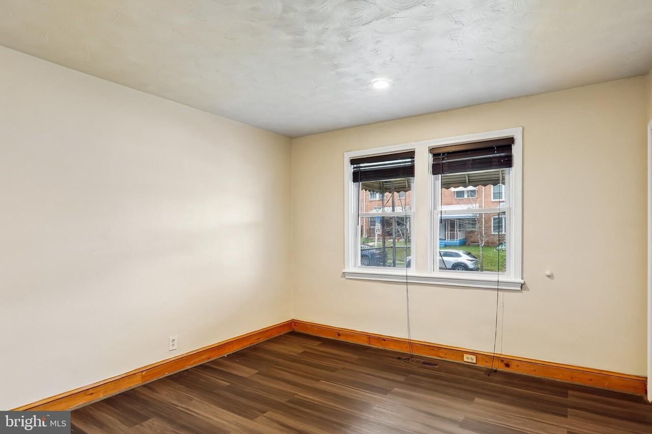 147 Denison St - Photo 5 of 21