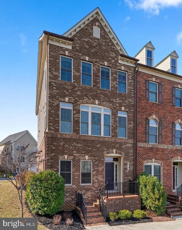 9134 Kenway Ln - Photo 2 of 37