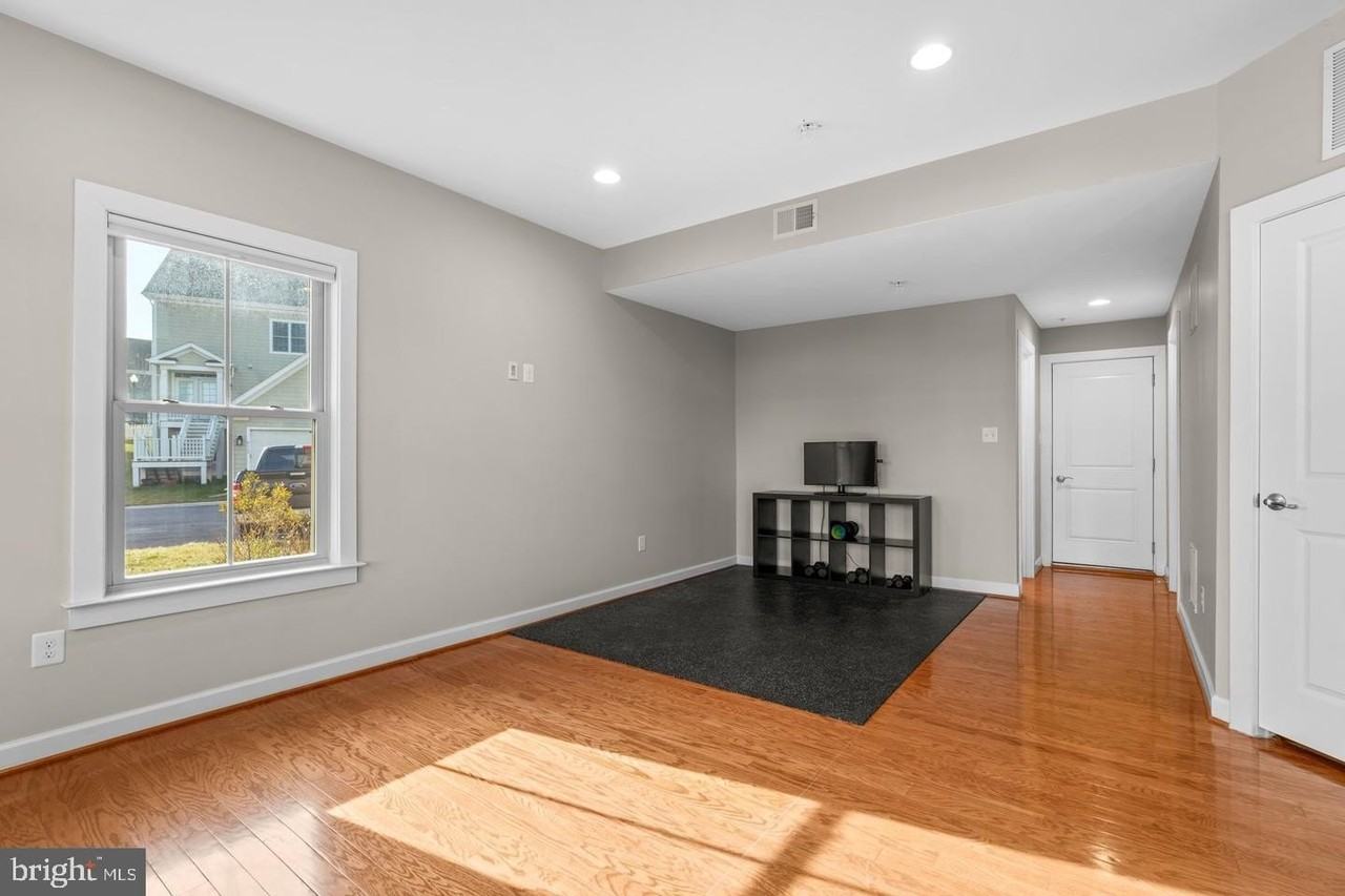 9134 Kenway Ln - Photo 3 of 37