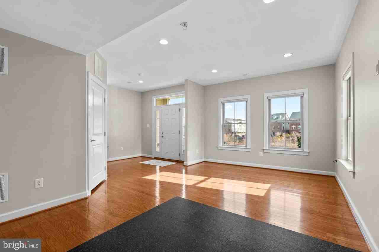 9134 Kenway Ln - Photo 4 of 37