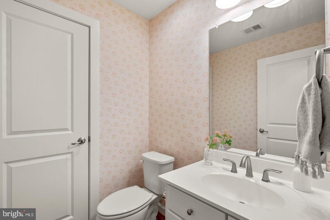 9134 Kenway Ln - Photo 6 of 37