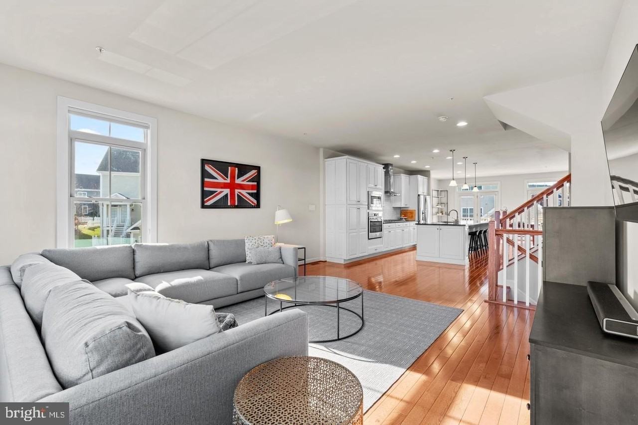 9134 Kenway Ln - Photo 7 of 37