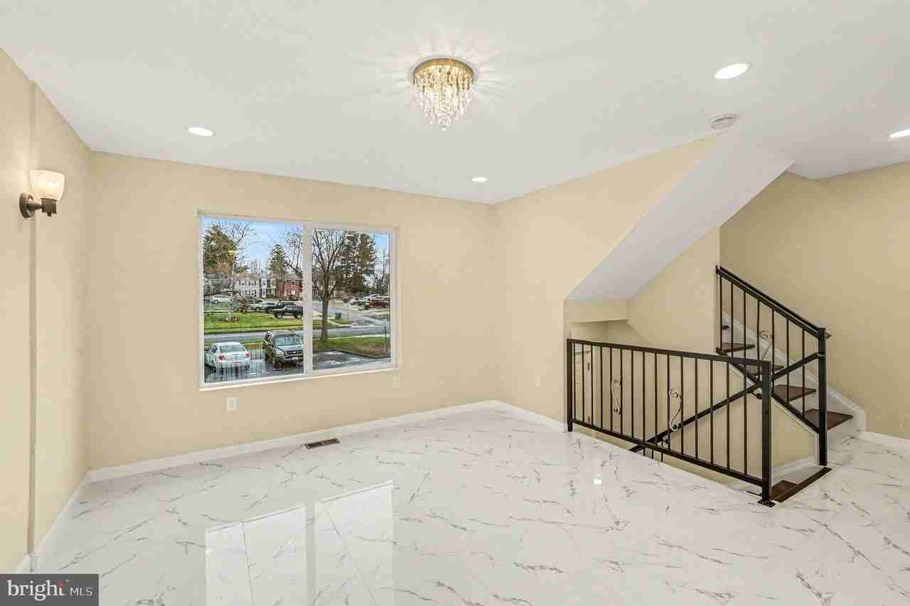 1935 Brookside Dr - Photo 4 of 33