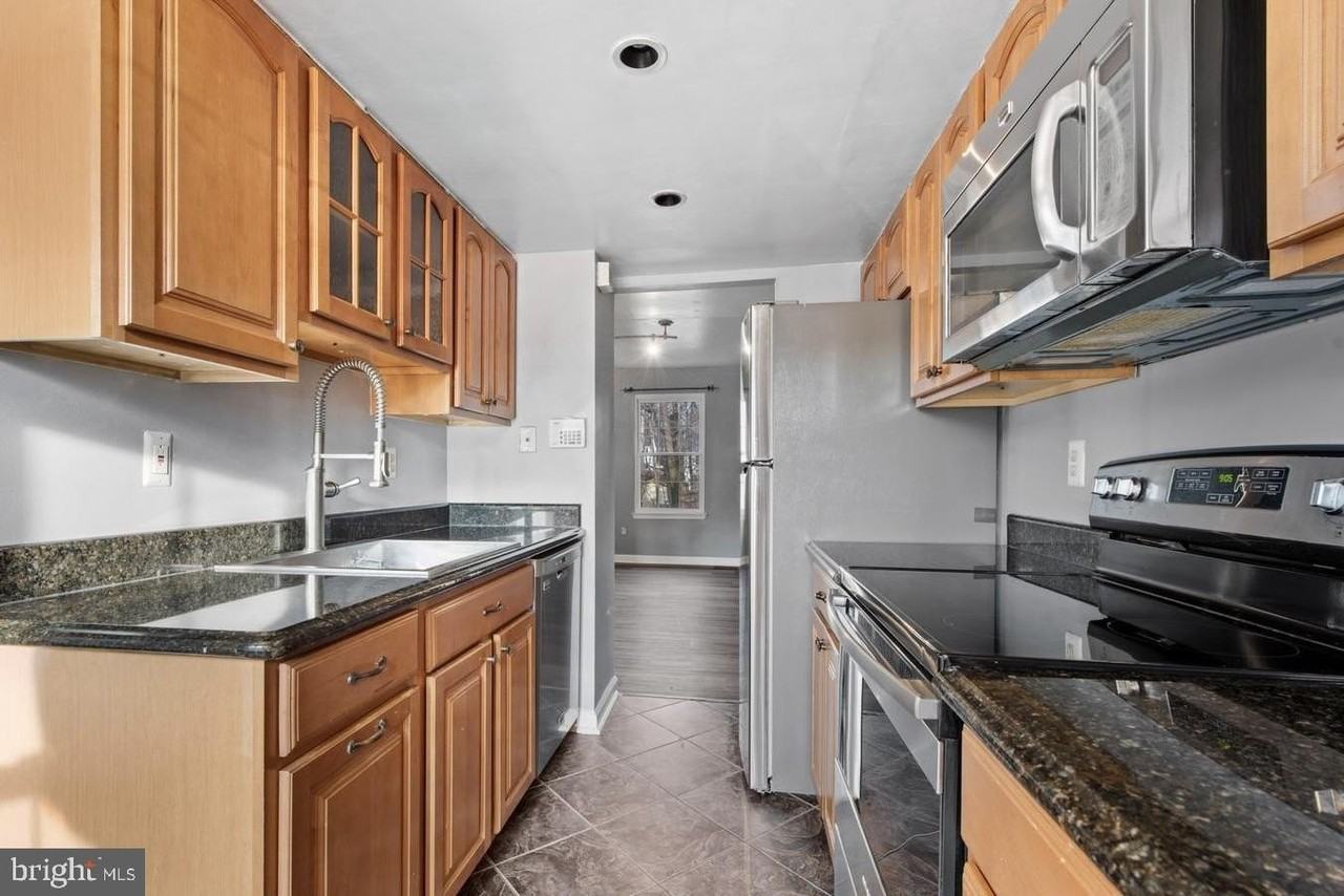 6234 Ducketts Ln Unit 25-2 - Photo 4 of 15