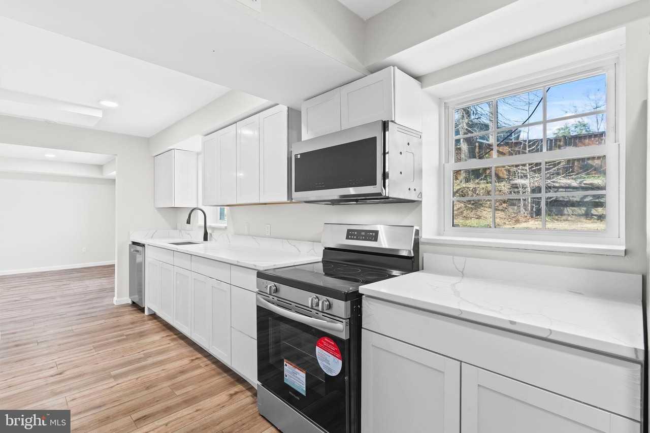 46520 Rosewood Dr - Photo 4 of 34