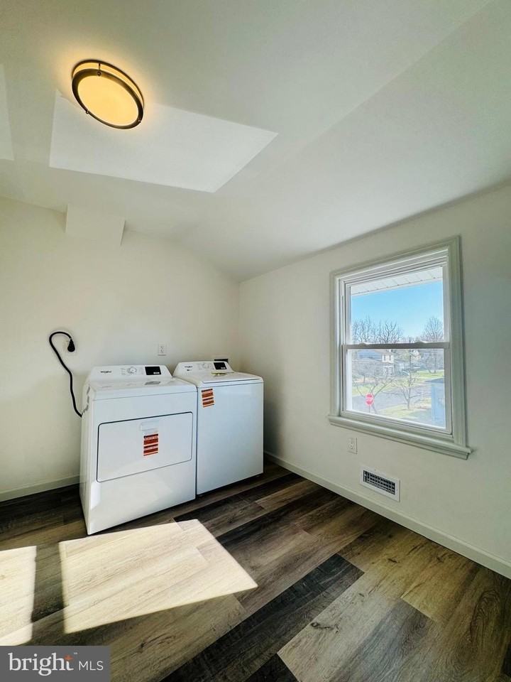 552 Merchant St - Photo 6 of 15